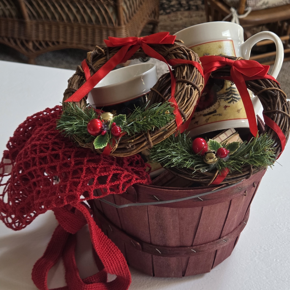 A Homespun Christmas Bundled Wooden Orchard Basket w/ Mugs, Tote, Wreaths +++